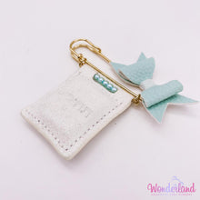 Load image into Gallery viewer, Gold Stroller Pin Tehilim 3"