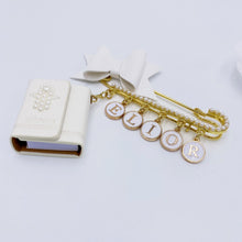 Load image into Gallery viewer, Set Pearls Mezuzah &amp; Tehilim Name Stroller Pin
