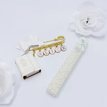 Load image into Gallery viewer, Set Pearls Mezuzah &amp; Tehilim Name Stroller Pin
